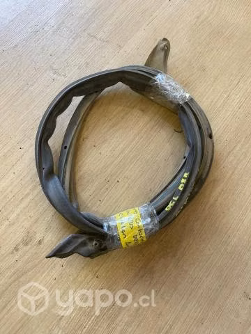 Goma contorno pta del der VW Amarok 2015