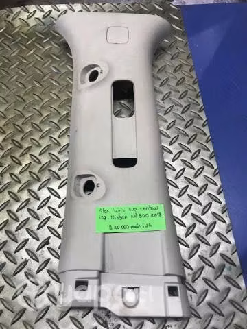 Tapiz cubre pilar central sup izq Nissan NP300