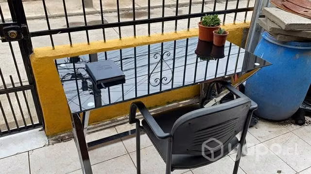 Escritorio de vidrio. En excelentes condiciones