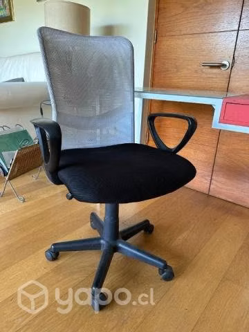 Silla de escritorio. Blanco con negro. Se regula