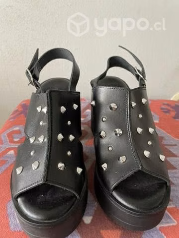 Sandalia cuero Zappa plataforma tachas negro 35
