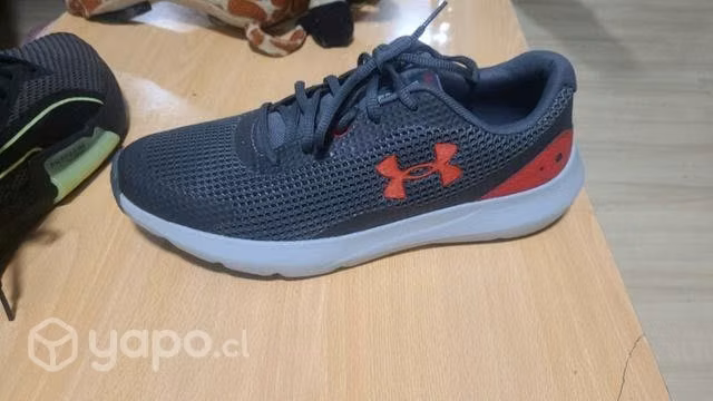 Zapatilla under hombre