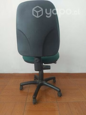Silla escritorio acolchada ajustable como nueva