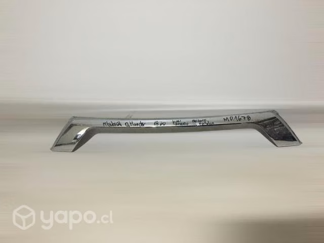 Bisel cromado portalon mitsubishi outlander 18-20