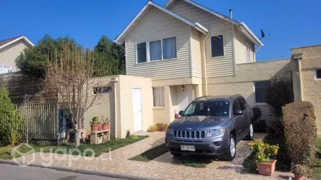 Casa con amplio jardin, en condominio cerrado