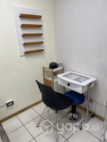Mesa, 2 sillas y mueble organizador de manicurista