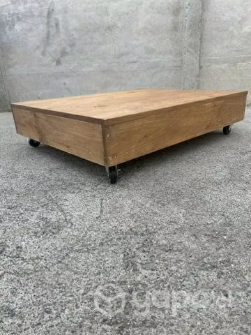 Mesa de centro de madera con ruedas