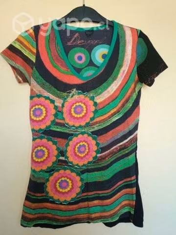 Polera Desigual. Talla S