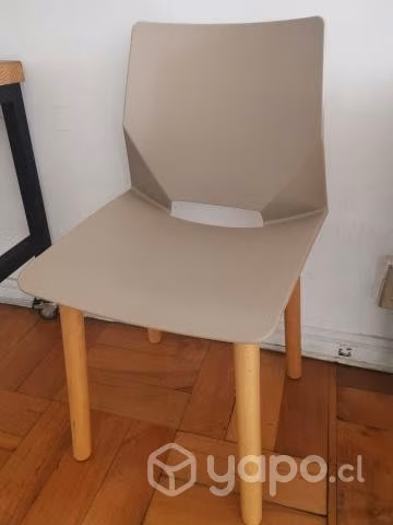 Silla beige patas madera