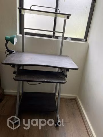 Escritorio de madera y fierro