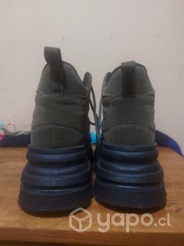 Zapatillas tipo bototos nuevas