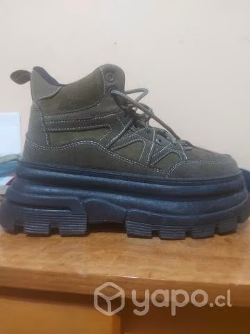 Zapatillas tipo bototos nuevas