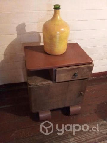 Baul y velador de madera - Imagen 2