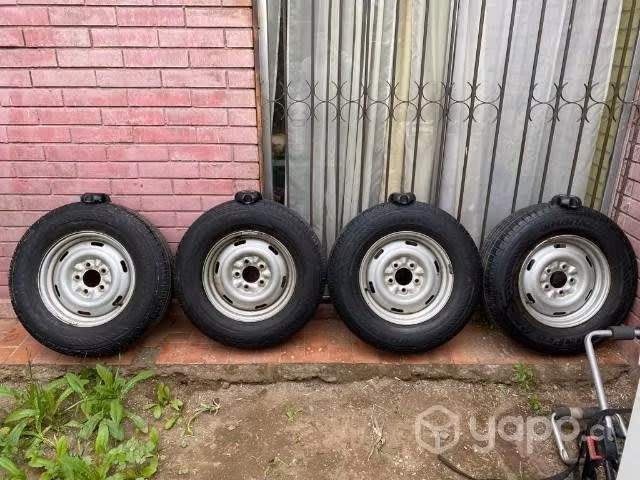 Neumáticos Ssangyong Hankok con llantas y tapas.