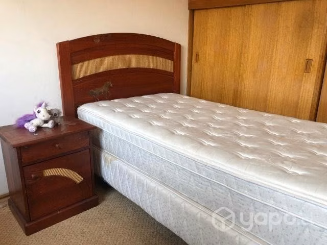 Cama Box Spring plaza y media. Respaldo y velador