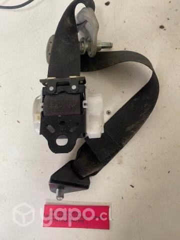 Cinturon segurid tras der Toyota Hilux Revo 2019