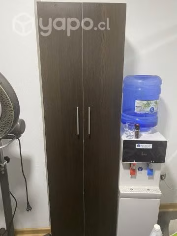 Muebles de peluquería y máquina de agua
