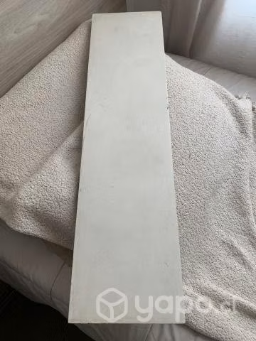 Repisa blanca de madera