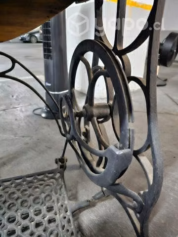 Máquina de coser antigua - Imagen 4