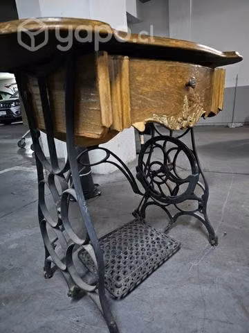 Máquina de coser antigua - Imagen 3