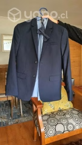 Chaqueta, camisa y corbatin