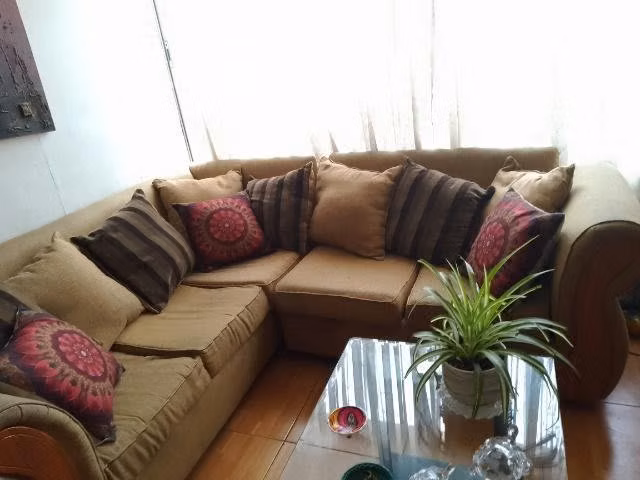 Living seccional color mostaza, cojines