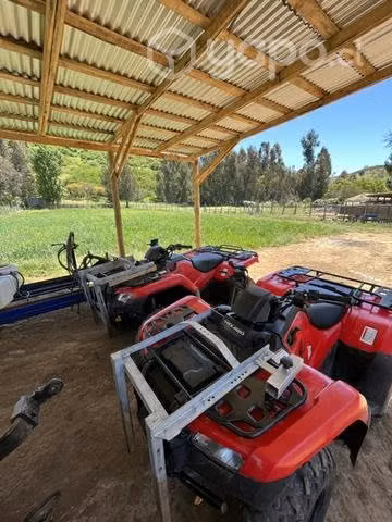 Aplicación de herbicida con moto atv