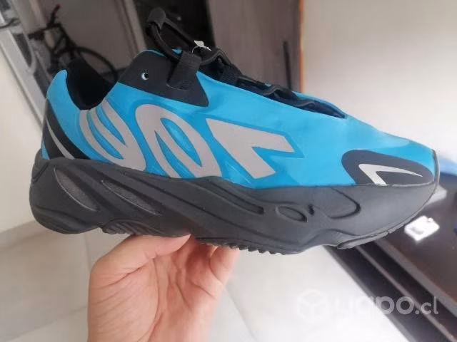 Adidas BOOST 700