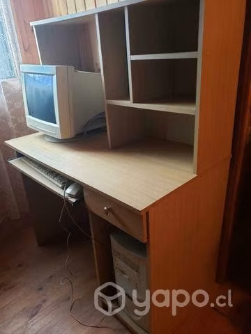Escritorio con equipo