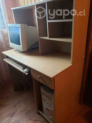 Escritorio con equipo