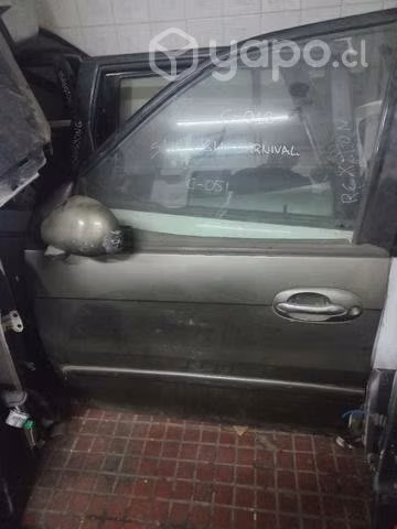 Puerta delantera izquierda kia carnival 2004