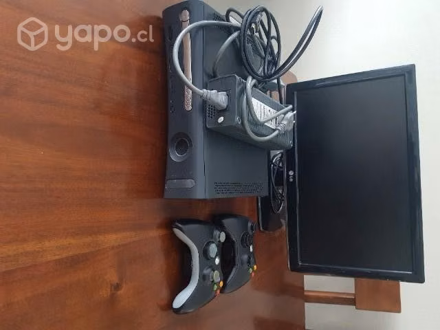 Consola xbox 3 controles y un monitor