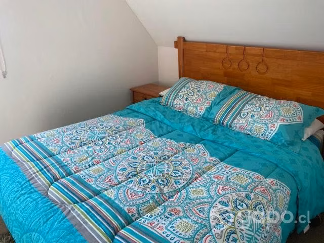 Cama de 2 plazas con respaldo incluye veladores