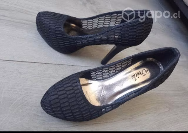 Tacos altos negros traslúcidos. Tacones