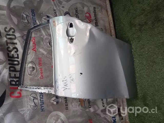 Puerta trasera izquierda toyota yaris hb