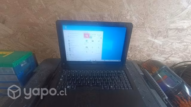 Cocinilla de camping, y computador
