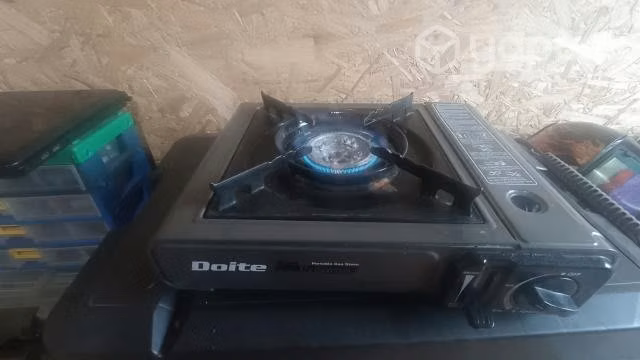 Cocinilla de camping, y computador