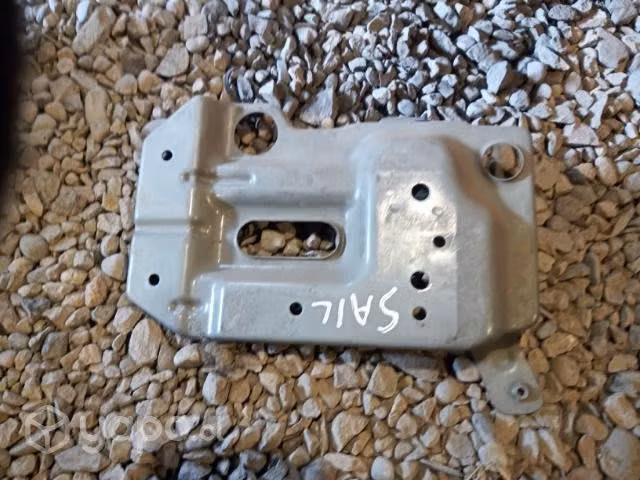 Chevrolet sail base porta batería original envio