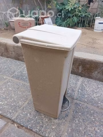 Contenedor de residuos con pedal Rubbermaid modelo