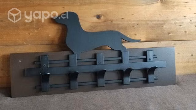 Perchero forjado con silueta de perro salchicha