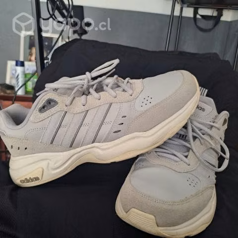 Adidas strutter
