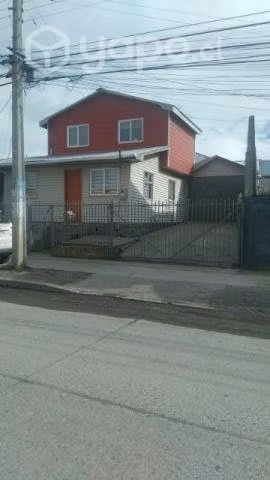 Casa con taller mecánico