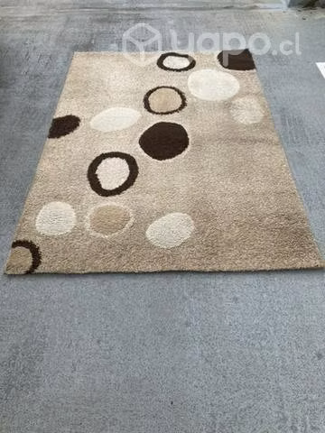 Alfombra con diseño y relieves de 150x220 cms