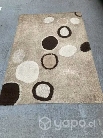 Alfombra con diseño y relieves de 150x220 cms
