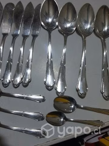 Hermoso seet de cubiertos plata
