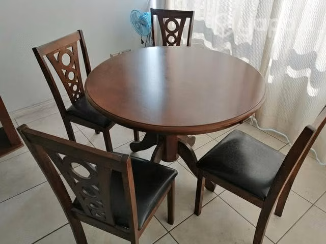 Comedor 4 sillas, cama de 2 plazas, mesa de centro