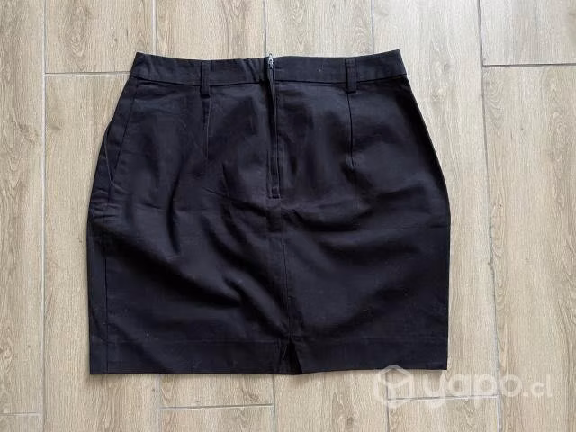 Falda de tela marca H&M negra talla 38