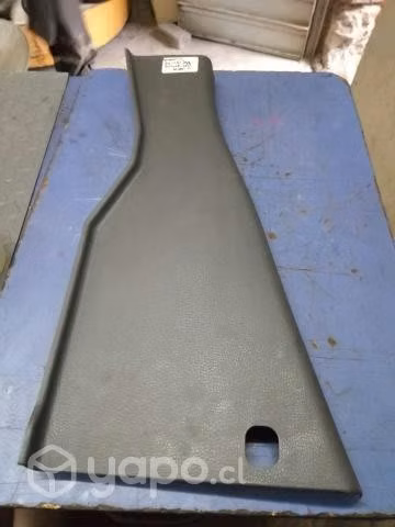 Tapiz cubre pilar tras inf izq Volkswagen Amarok