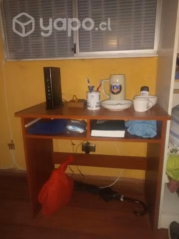 Tv, rack color negro y escritorio de madera