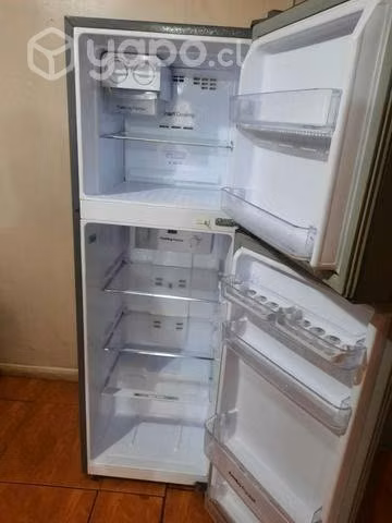 Refrigerador y laptop